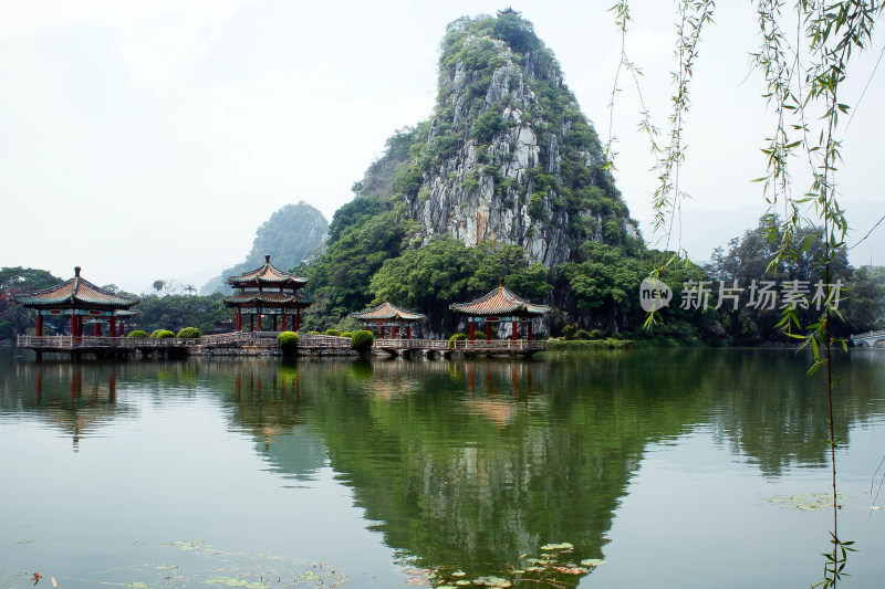 肇庆七星岩亭阁湖景