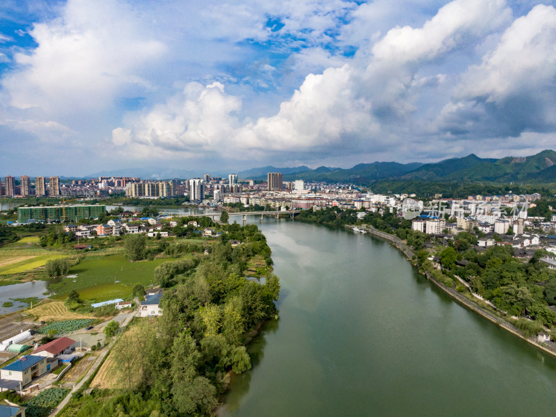 蓝天白云青山绿水河流航拍图