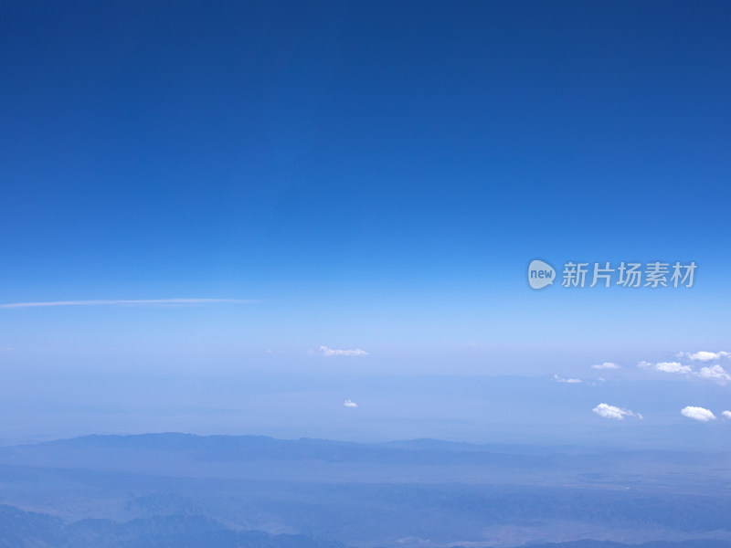 航拍视角下的蓝天白云自然风景