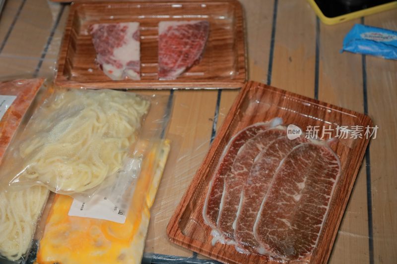 托盘上的生鲜牛肉及冷冻食材