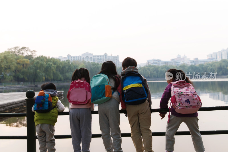 小学生在户外玩耍