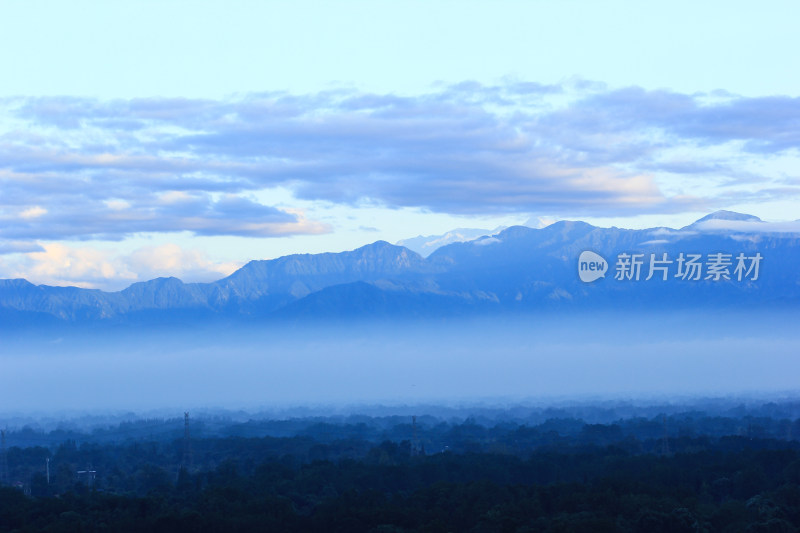 在成都遥望雪山实拍高清图片