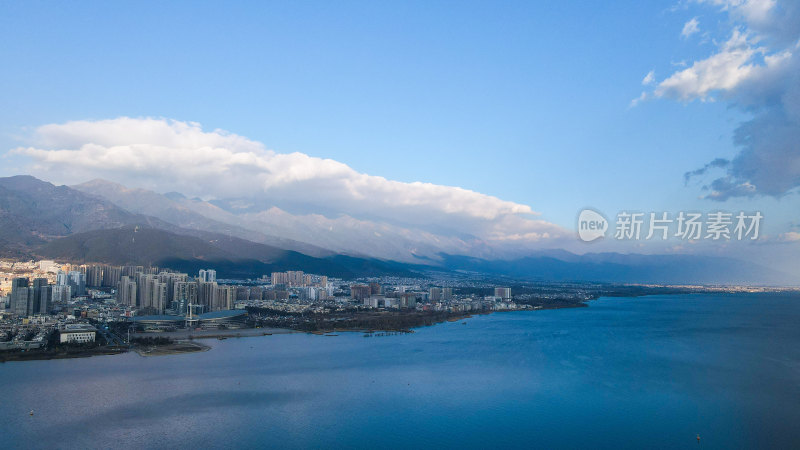 大理苍山脚下洱海边依山傍水的建筑群