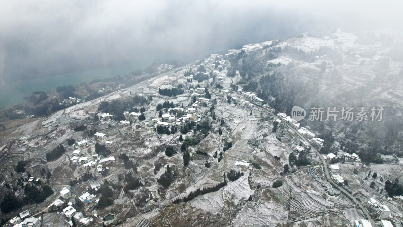 寒潮冬天下雪的大峡谷田野