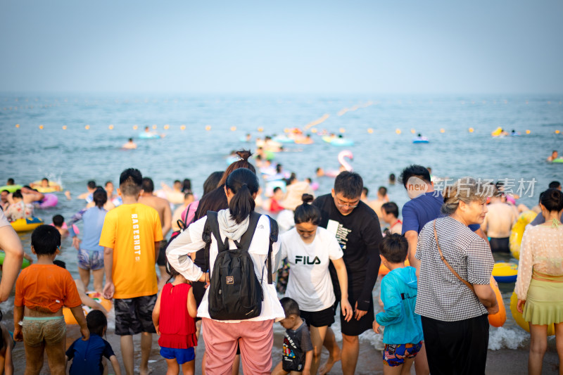 夏天海边游客游玩