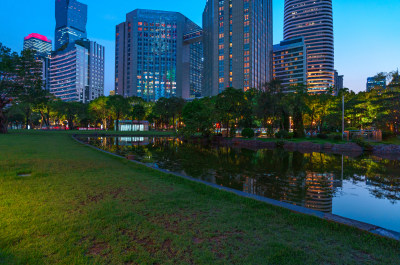 广州珠江新城花城广场公园草地湖泊夜晚景观