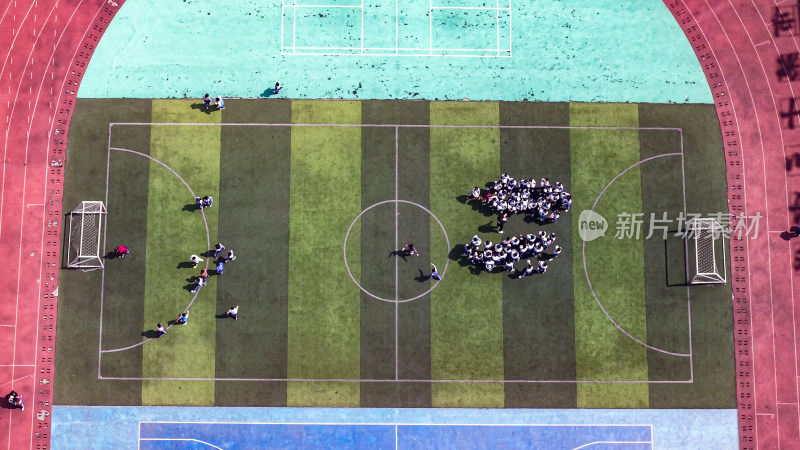 校园操场学生体育锻炼课间操户外运动航拍图