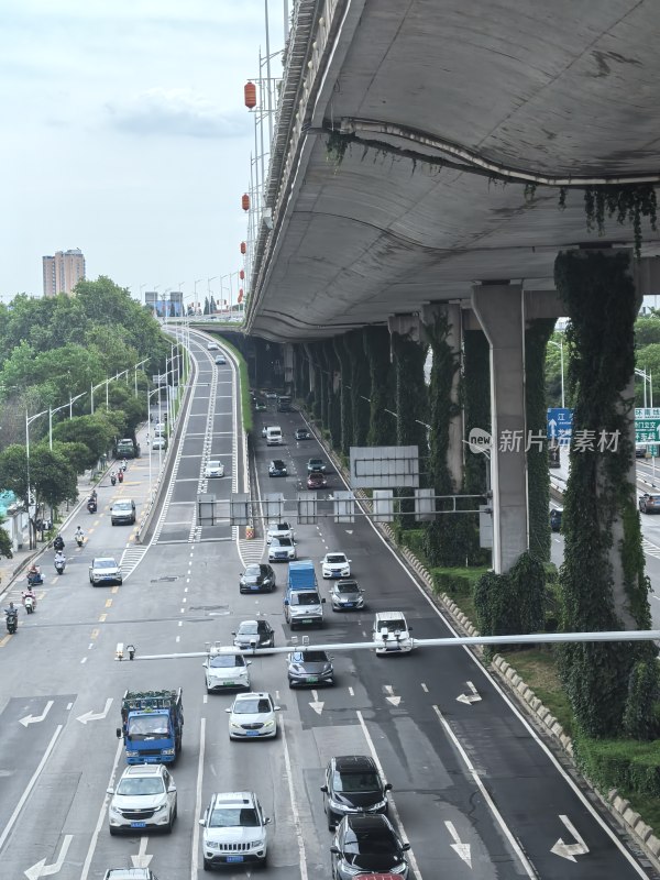 南京：高架桥下的城市道路车辆川流不息