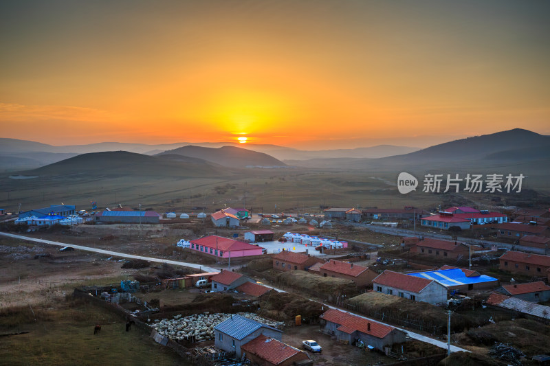 内蒙坝上小红山早晨日出时的乡村风光