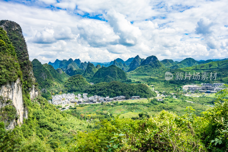 广西省桂林市阳朔县十里画廊月亮山