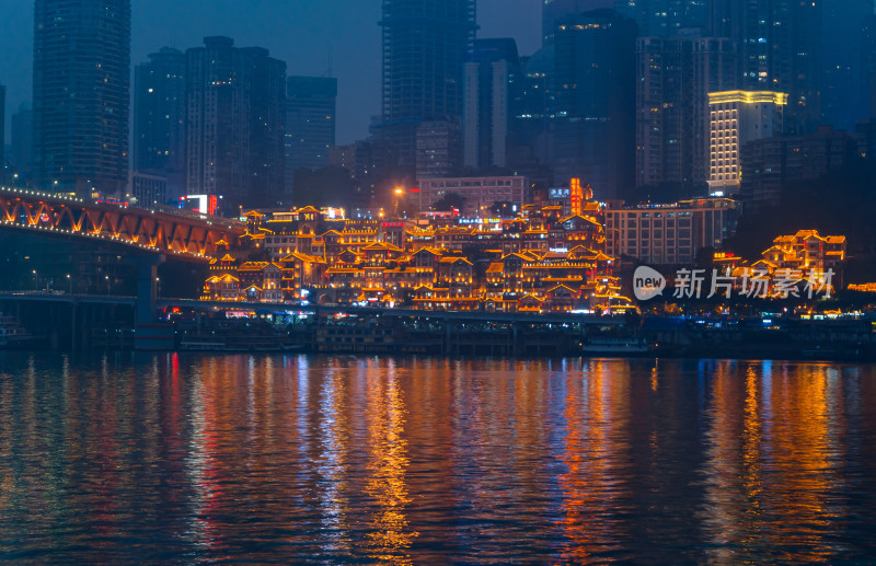 重庆千厮门嘉陵江大桥与滨江路洪崖洞夜景