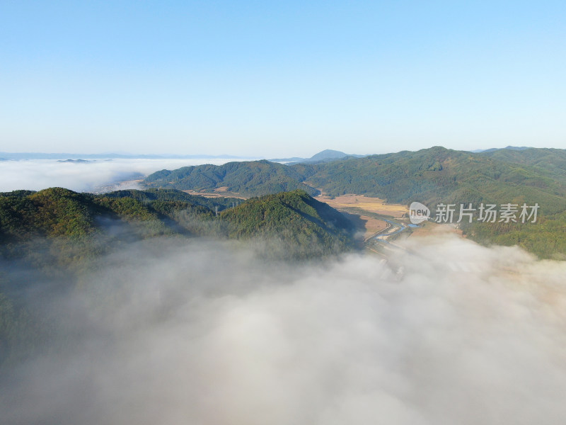 航拍东北长白山云雾笼罩的群山