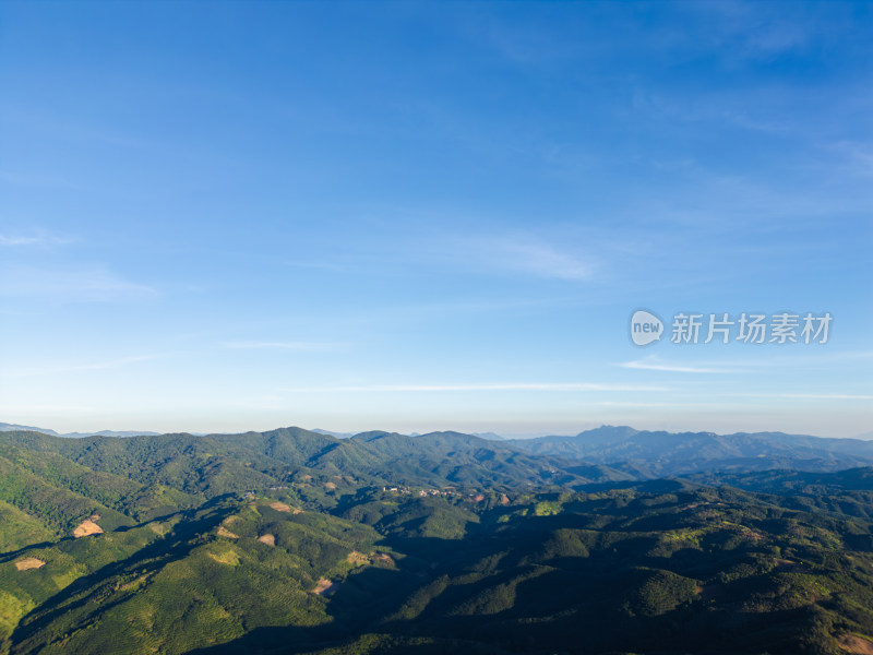 辽阔壮观的群山航拍全景