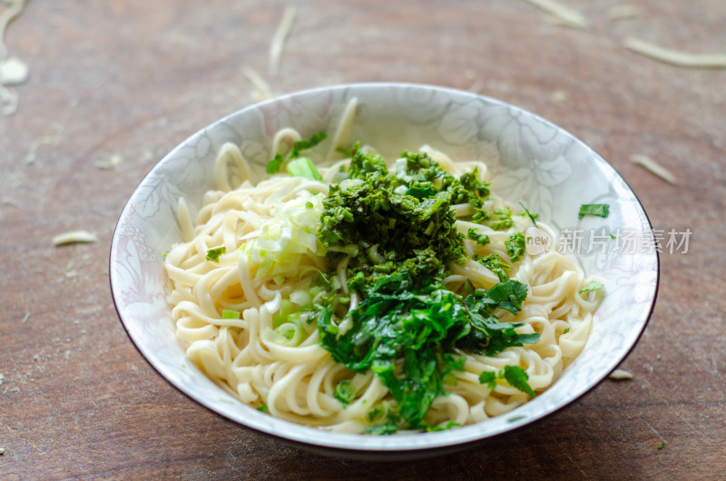 碗装青菜葱花面条特写