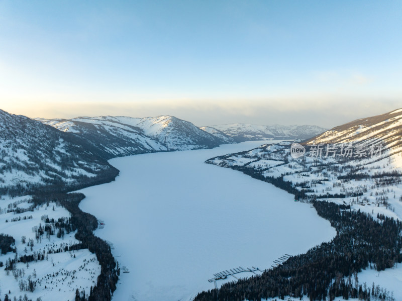 新疆阿勒泰喀纳斯雪景神仙湾晨雾雪山森林