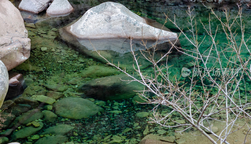 青岛崂山北九水，湛蓝的溪水的和枯萎芦苇