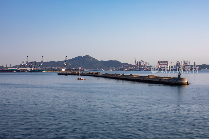 山东烟台山景区海滨风光码头建筑