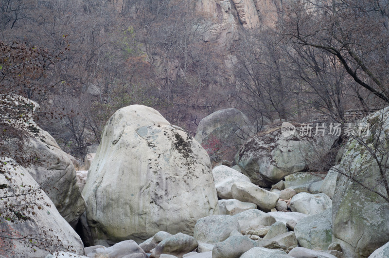 青岛崂山北九水，秋冬时节，干涸的河床