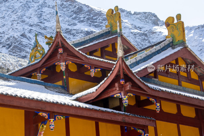 四川阿坝黄龙景区冬日雪景下的黄龙寺