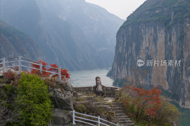 长江三峡奉节瞿塘峡古炮台红叶风光