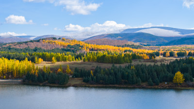 山林湖水旁多彩树木环绕的美丽秋景