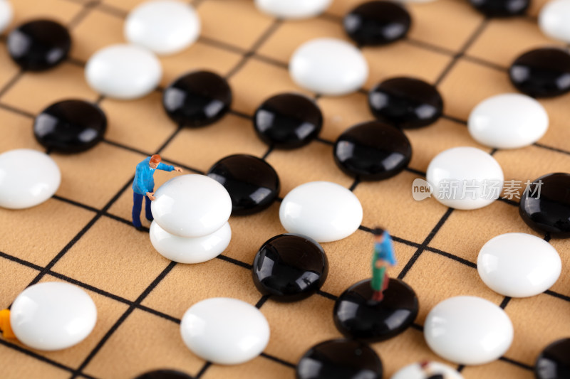 微缩创意搬运棋盘上的棋子