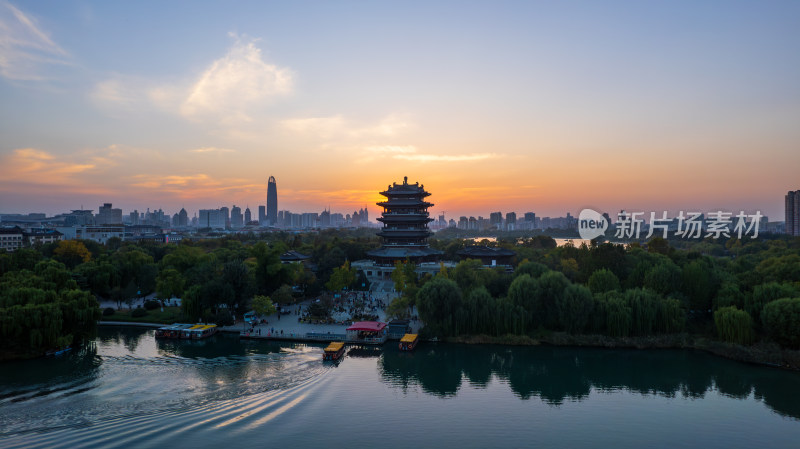 山东济南大明湖夜景航拍灯光