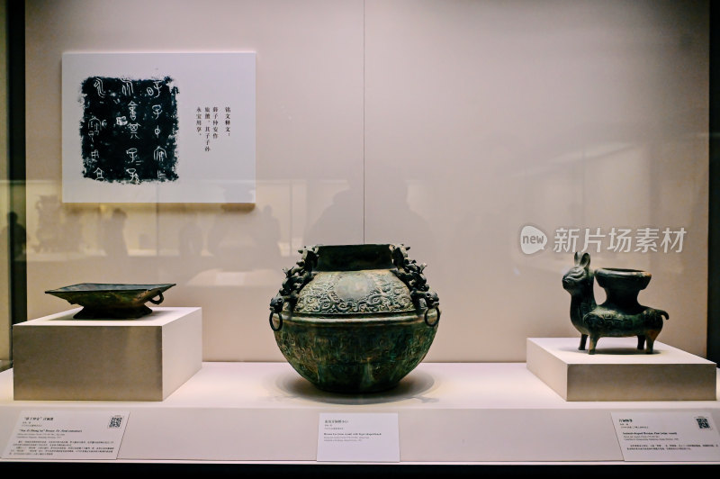 博物馆陈列的古代青铜器展品