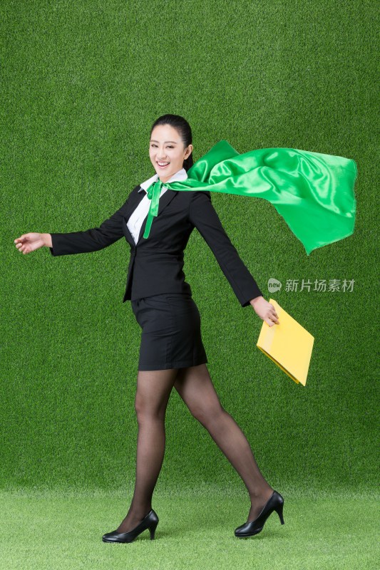 草地商务女性披着绿色披风