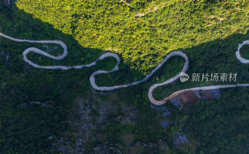 乌蒙山深处盘山公路