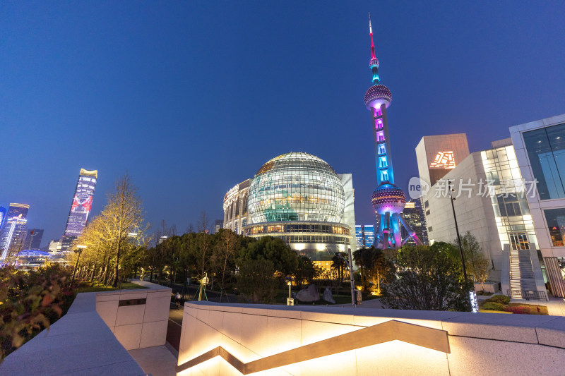 上海国际会议中心和东方明珠塔夜景
