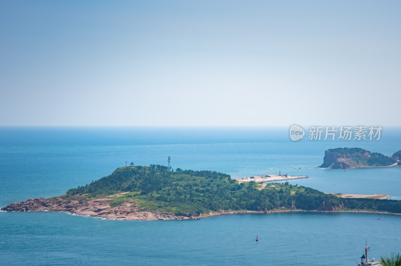 蓝天白云下天空海岸线自然风景