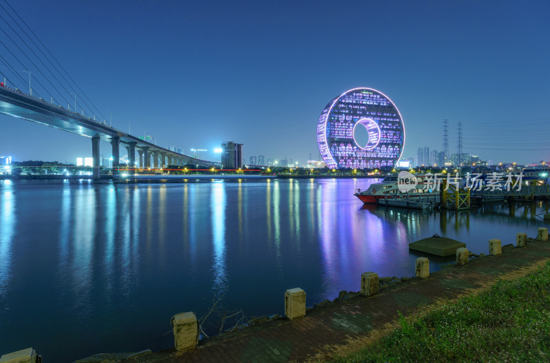 广州圆大厦夜景灯光秀与珠江东沙桥