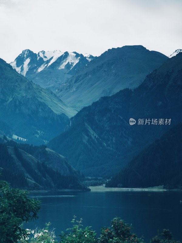 新疆天山天池的高山