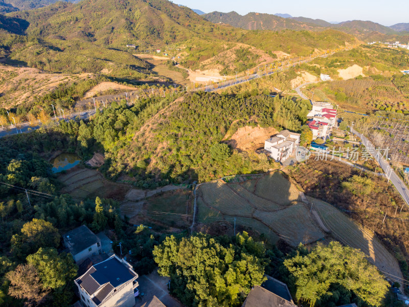 大山农村房屋公路航拍图