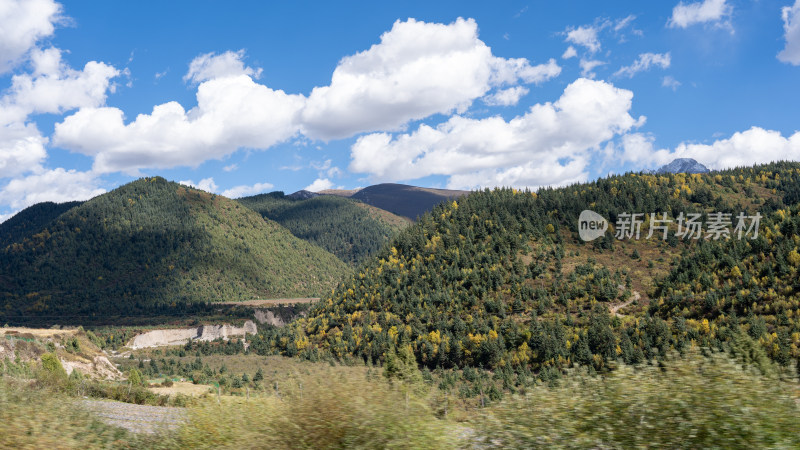 从黄龙九寨站前往九寨沟的大巴窗外风景