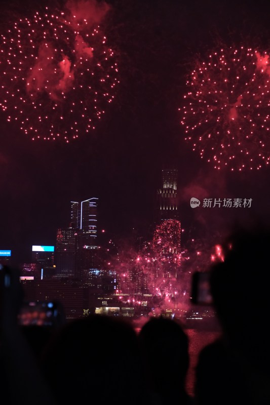 香港城市夜空绽放的绚烂烟花