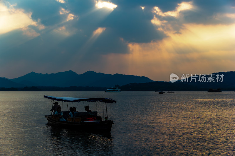 杭州西湖湖面上夕阳无限好