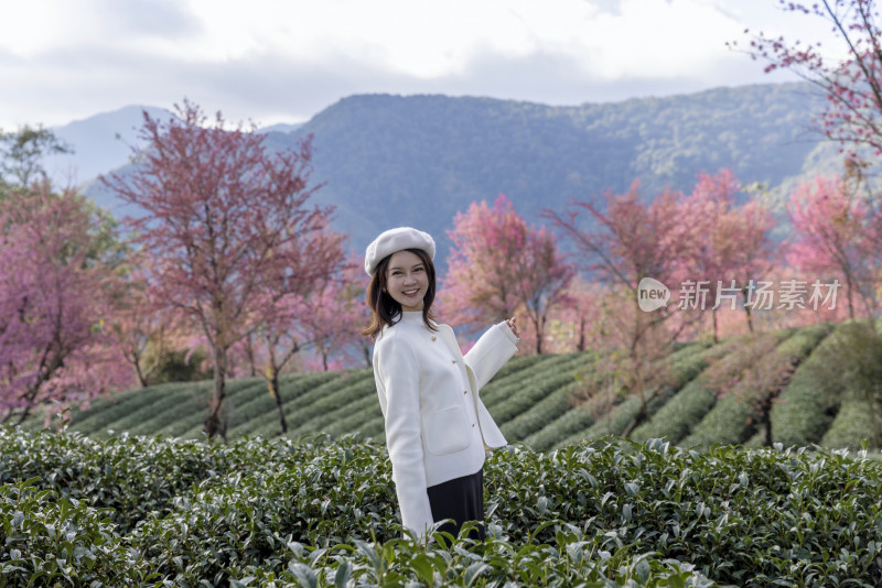 春天在樱花谷花海度假休闲的美女