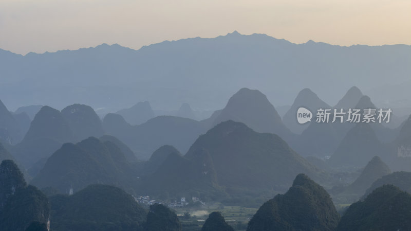 桂林阳朔喀斯特地貌水墨画山水画