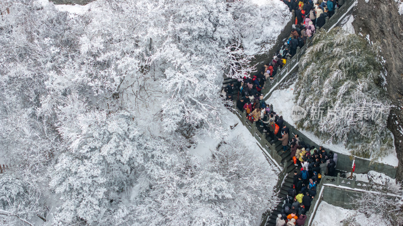 武当山金顶雪后游客排队上山游览