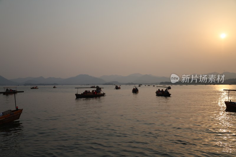 夕阳下湖面船只景象