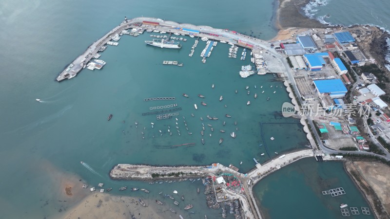 航拍俯瞰威海高区小石岛渔港码头快艇渔船