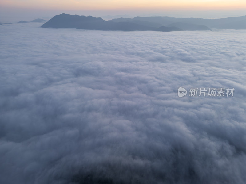 航拍云海之上的山峦