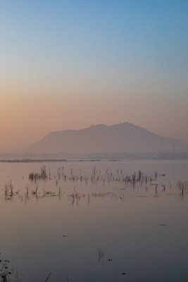 日出时的孟子湖湿地湖泊景观