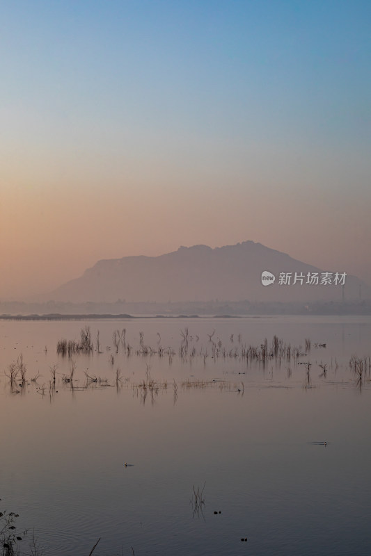 日出时的孟子湖湿地湖泊景观