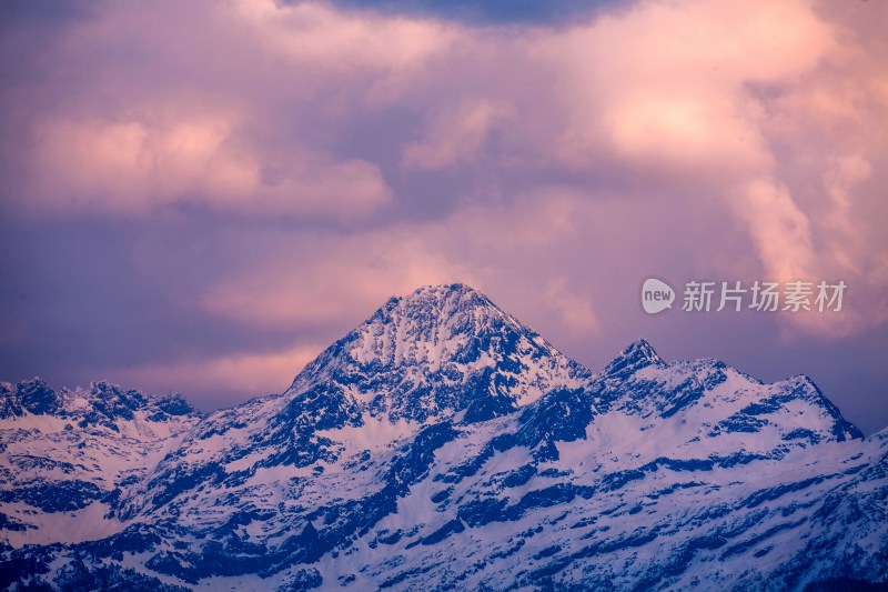 在巴郎山远眺四姑娘山