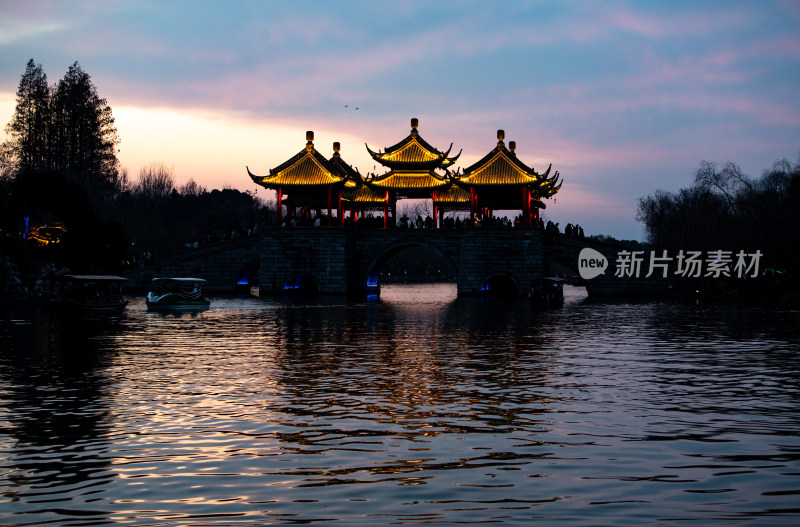 廋西湖五亭桥中式古桥与亭台楼阁黄昏景致