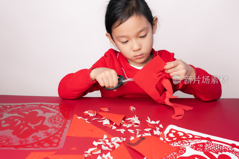 手工剪纸剪窗花的中国女孩
