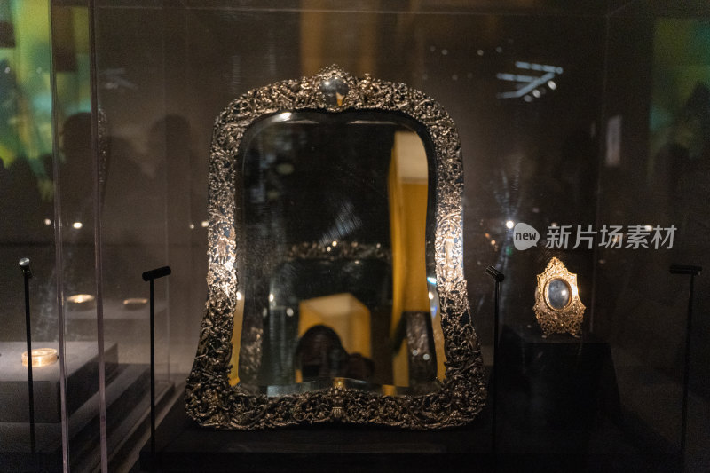 两依藏博物馆藏银木丝绒梳妆台镜